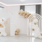 dekoracje na i komunię świętą, ścianka do zdjęć, beżowa, ścianka balonowa