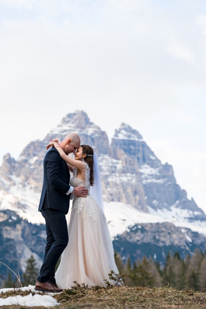 Sesja ślubna we Włoszech, w Dolomitach, Para Młoda